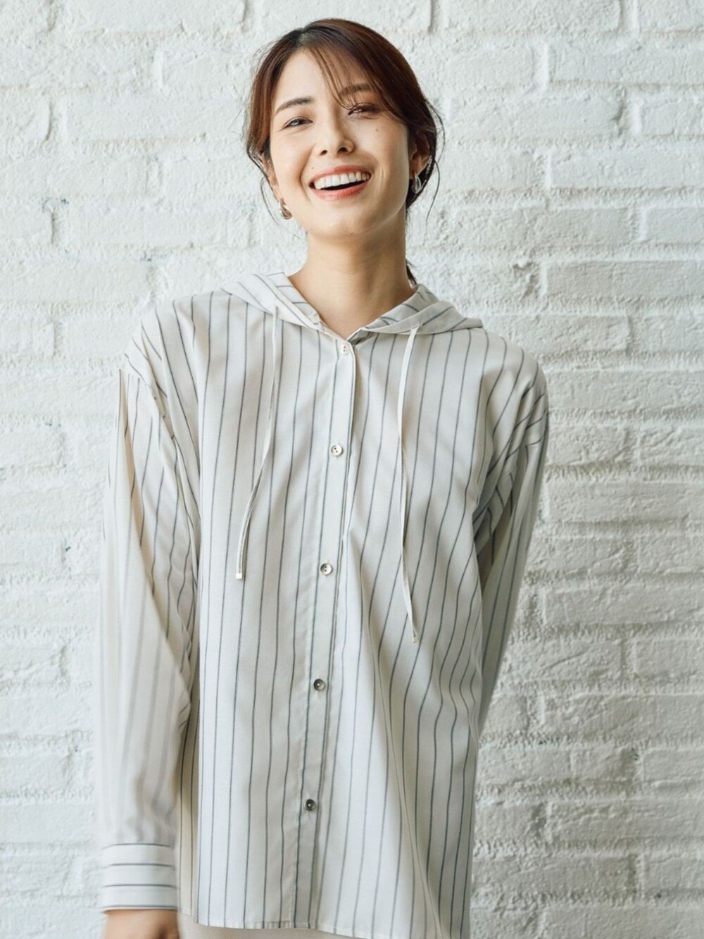 ベージュ系のシャツ/ブラウスを着用したレディースの秋コーディネートの3枚目の写真