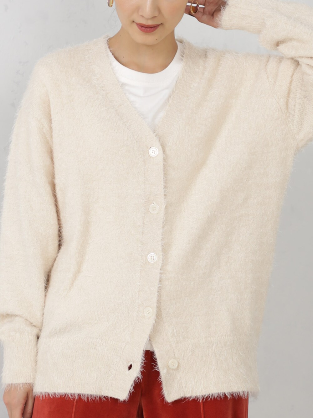 ベージュ系のカーディガン/ボレロ、オレンジ系のその他パンツを着用したレディースの秋コーディネートの2枚目の写真