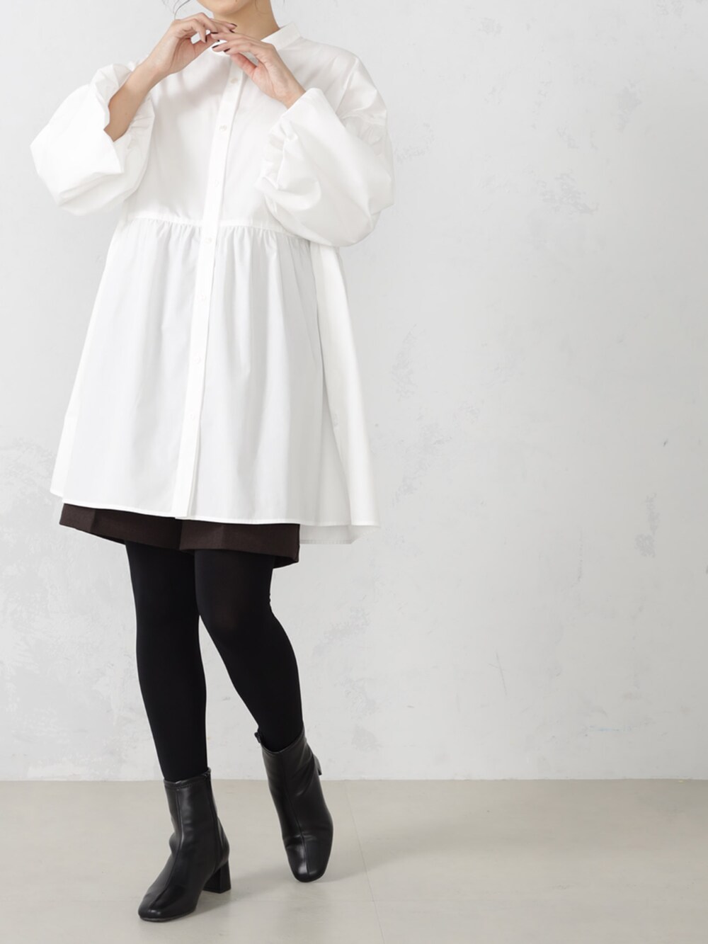 ホワイト系のシャツ/ブラウス、ベージュ系のマフラーを着用したレディースの秋コーディネートの3枚目の写真