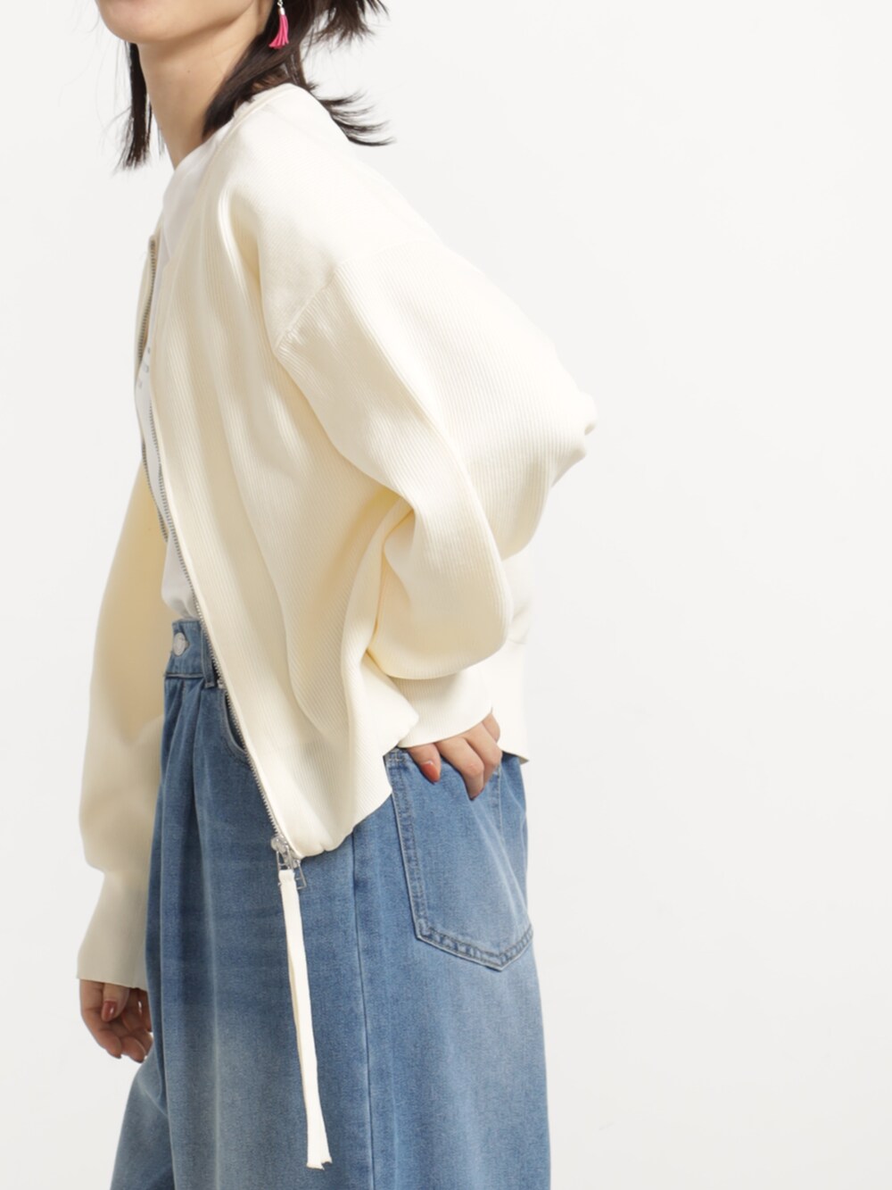 ブルー系のデニムパンツ、ベージュ系のブルゾンを着用したレディースの秋コーディネートの2枚目の写真