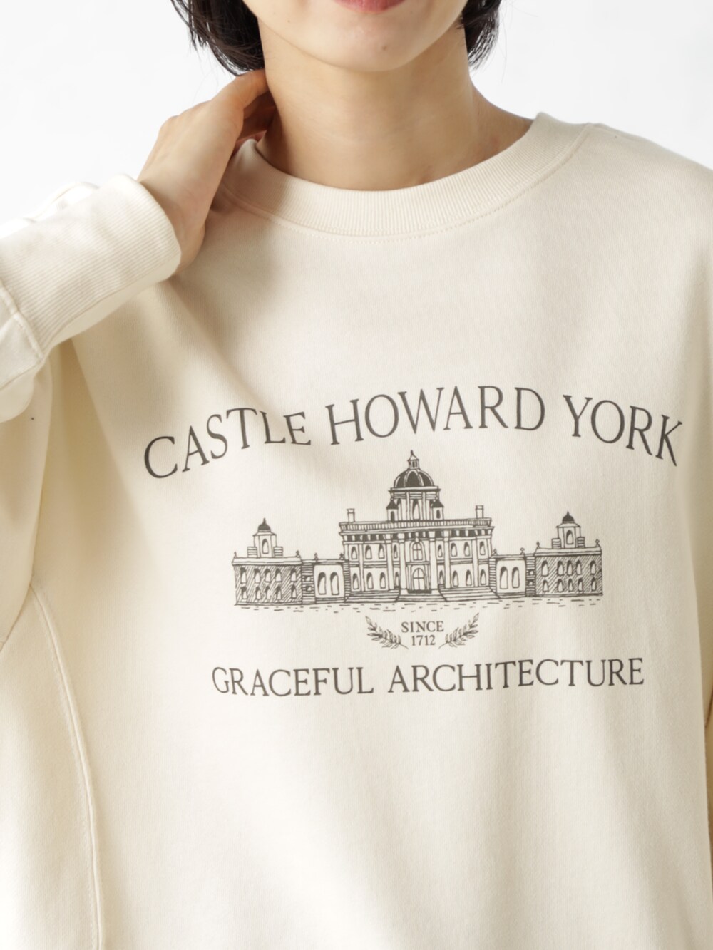 ブラック系のその他パンツ、ベージュ系のスウェットを着用したレディースの冬コーディネートの2枚目の写真