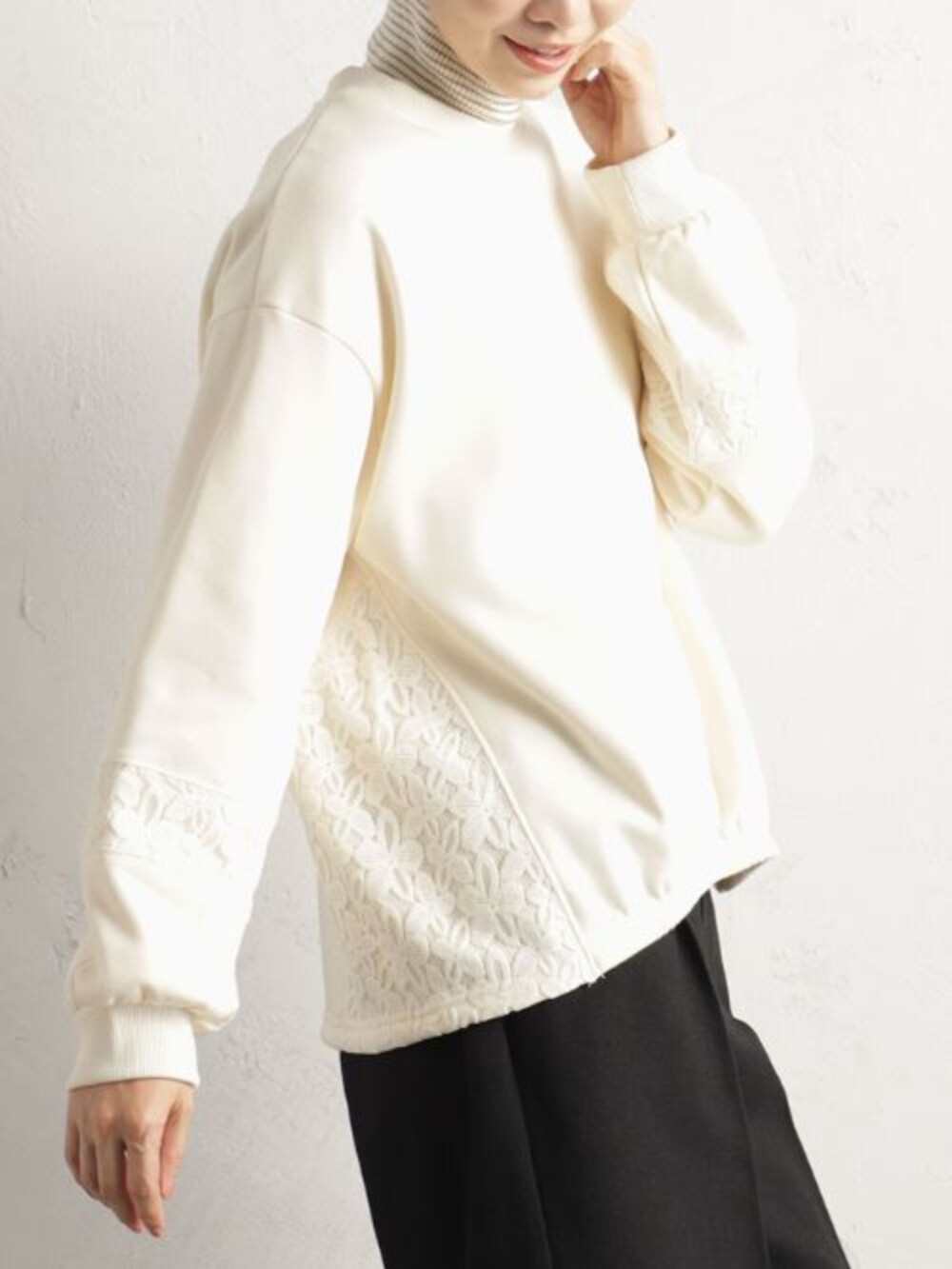 ブラック系のショルダーバッグ、ブラック系のその他パンツ、ベージュ系のTシャツ/カットソーを着用したレディースの冬コーディネートの3枚目の写真