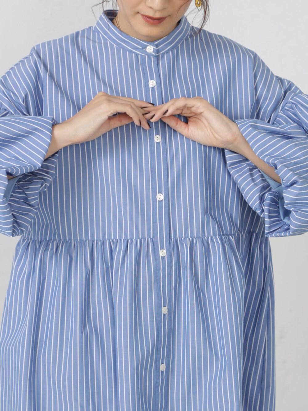 ブルー系のシャツ/ブラウスを着用したレディースの秋コーディネートの3枚目の写真