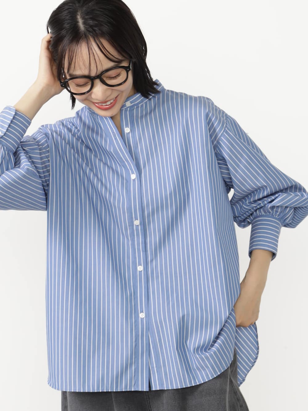 ブルー系のシャツ/ブラウス、グレー系のベストを着用したレディースの秋コーディネートの2枚目の写真