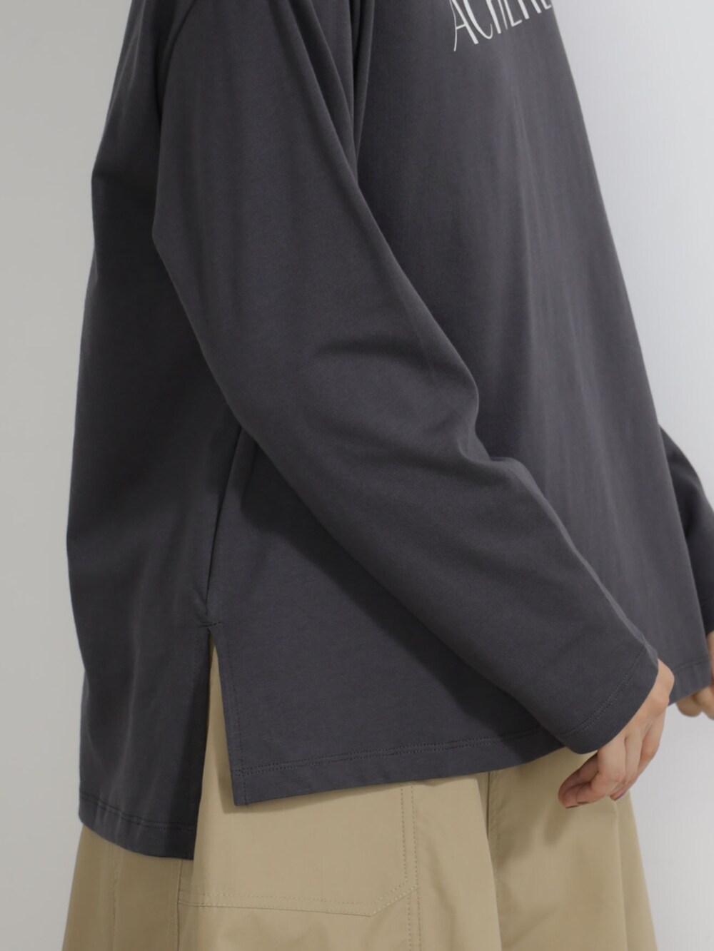 グレー系のTシャツ/カットソーを着用したレディースの秋コーディネートの3枚目の写真