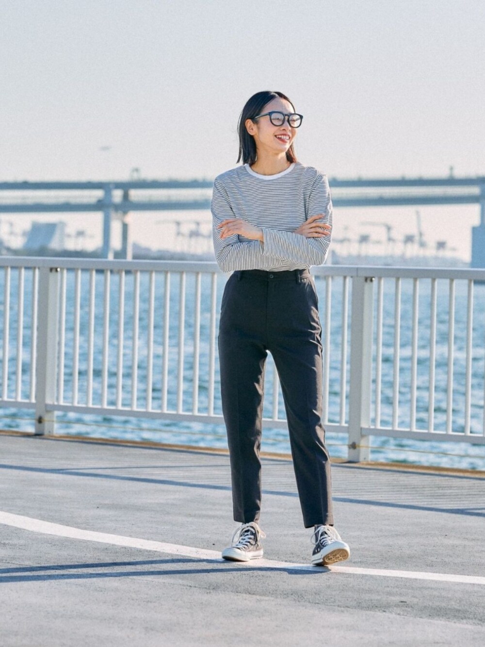 ブラック系のその他パンツを着用したレディースの春コーディネートの2枚目の写真