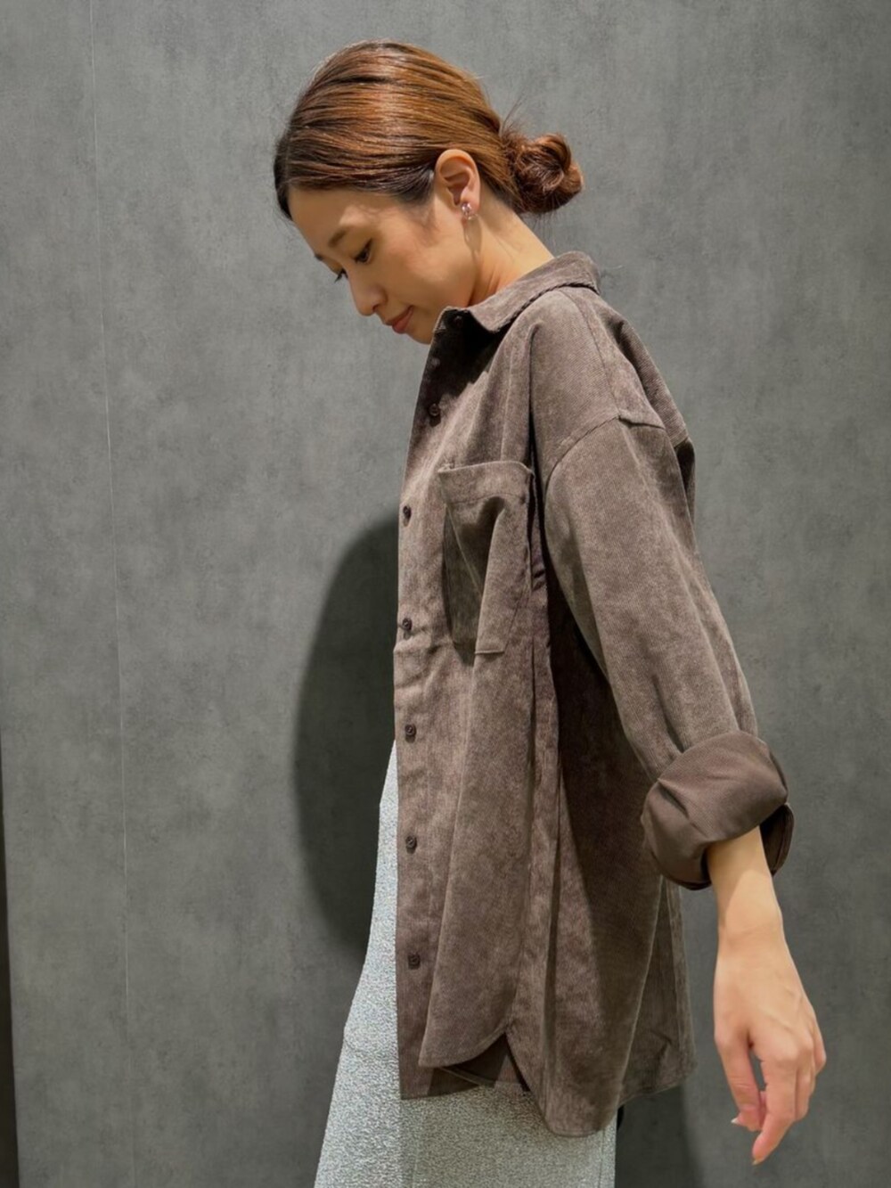 ブラウン系のシャツ/ブラウス、グレー系のスカートを着用したレディースの秋コーディネートの2枚目の写真