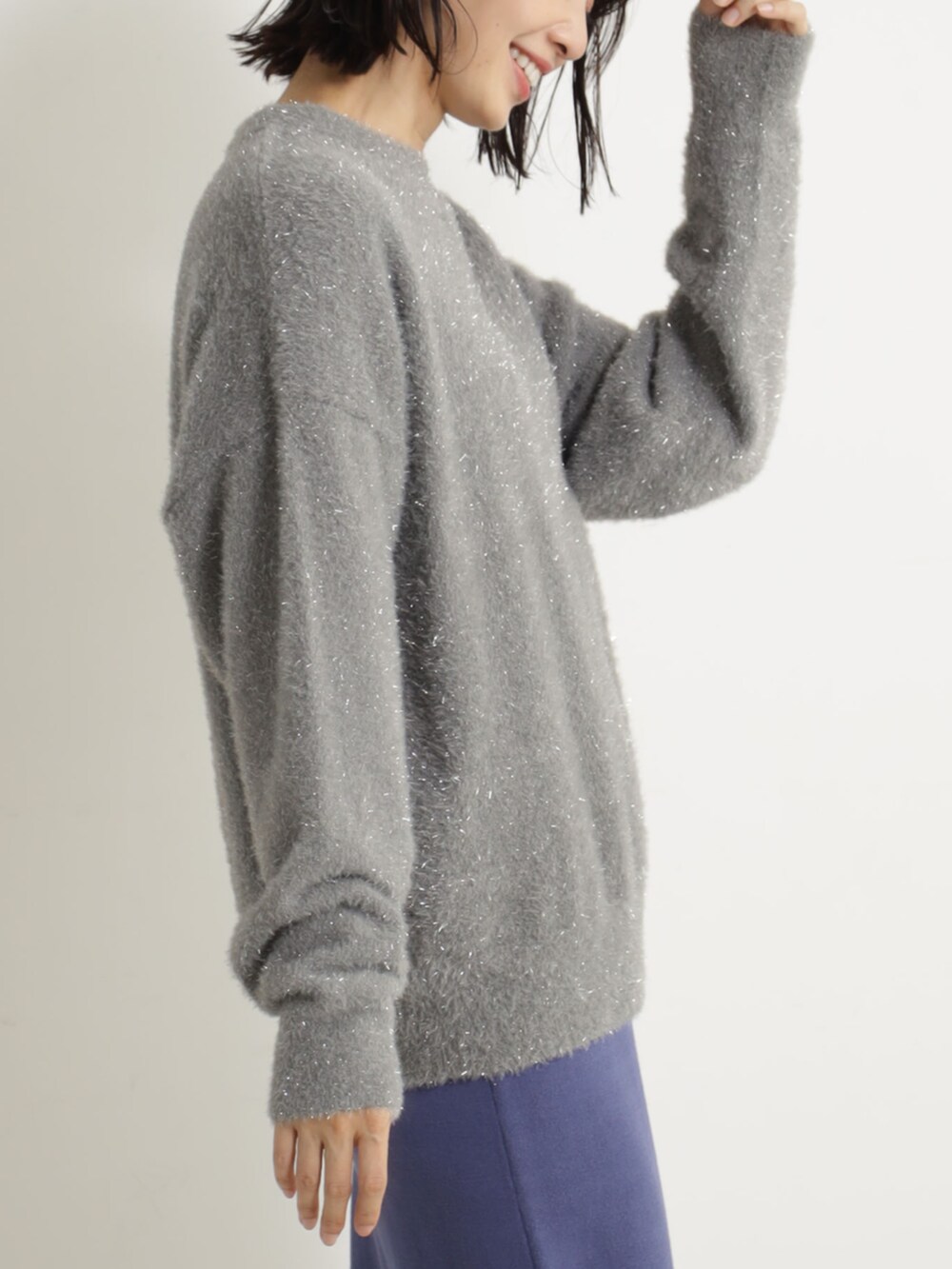 グレー系のニット/セーター、ブルー系のスカートを着用したレディースの冬コーディネートの4枚目の写真