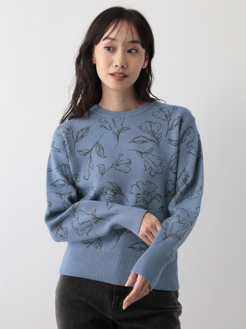 ブルー系のニット/セーターを着用したレディースの秋コーディネートの2枚目の写真