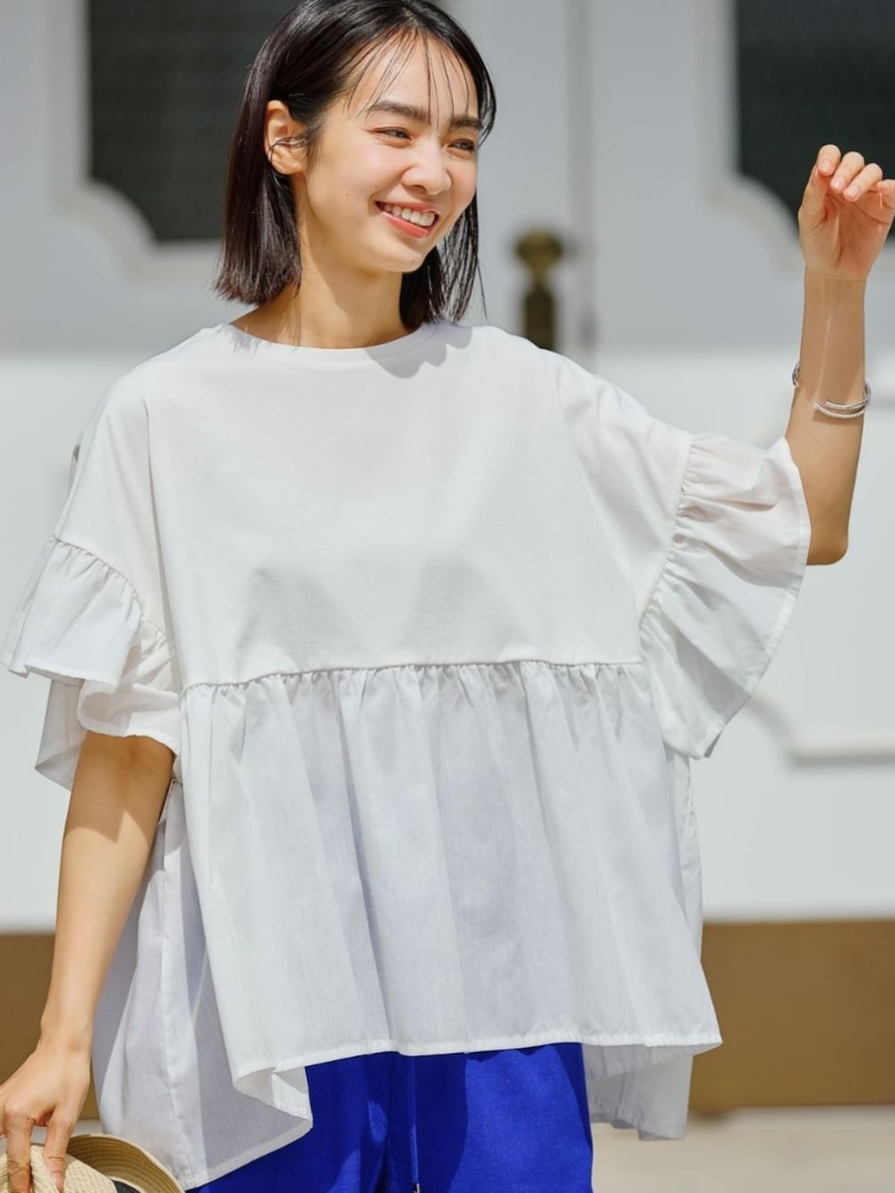 ホワイト系のTシャツ/カットソーを着用したレディースの春コーディネートの3枚目の写真