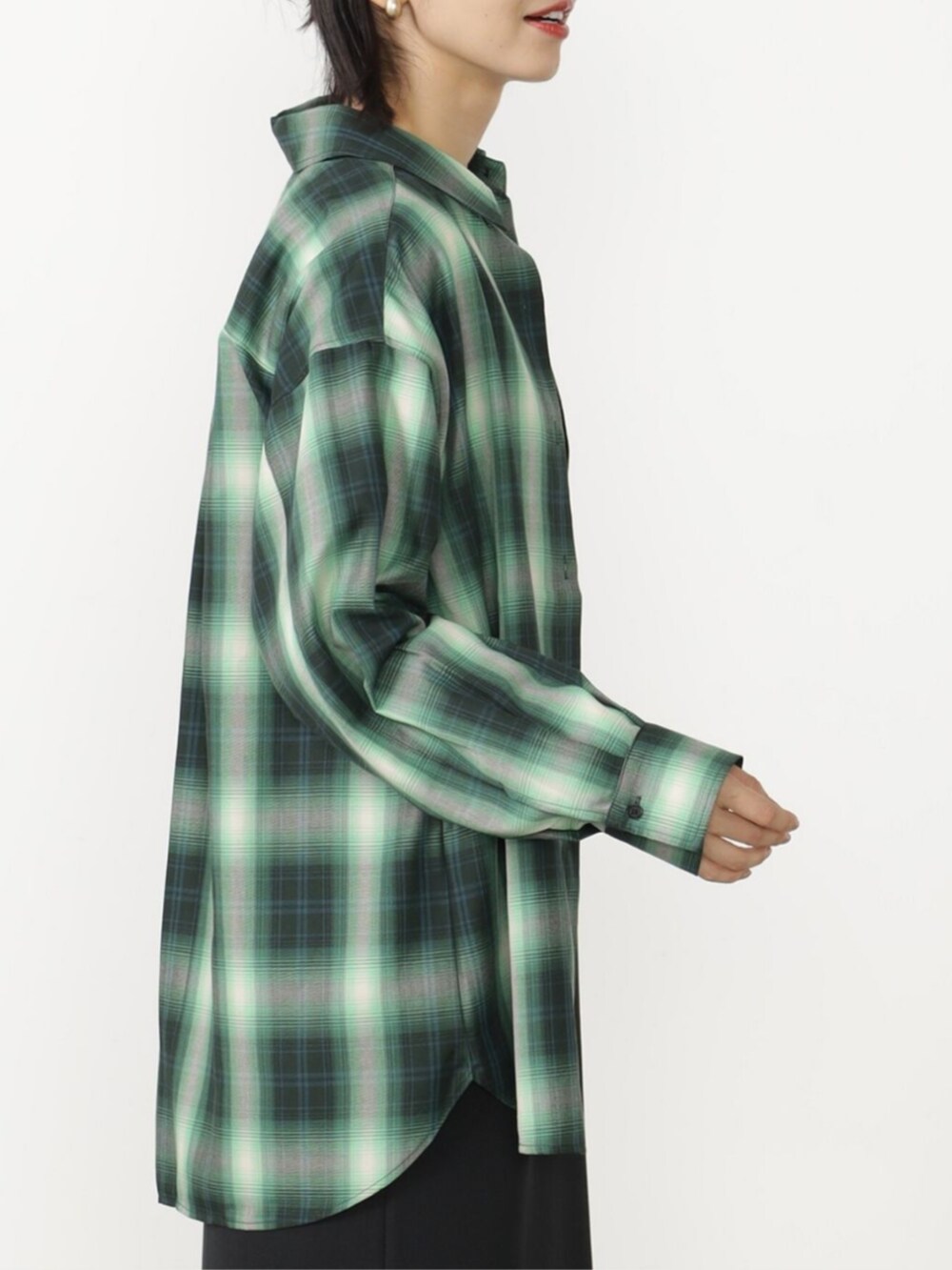 グリーン系のシャツ/ブラウスを着用したレディースの秋コーディネートの2枚目の写真