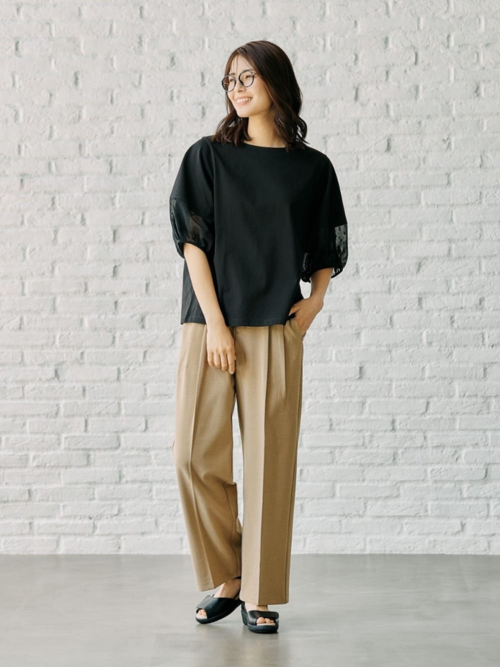 ブラック系のTシャツ/カットソーを着用したレディースの夏コーディネートの2枚目の写真