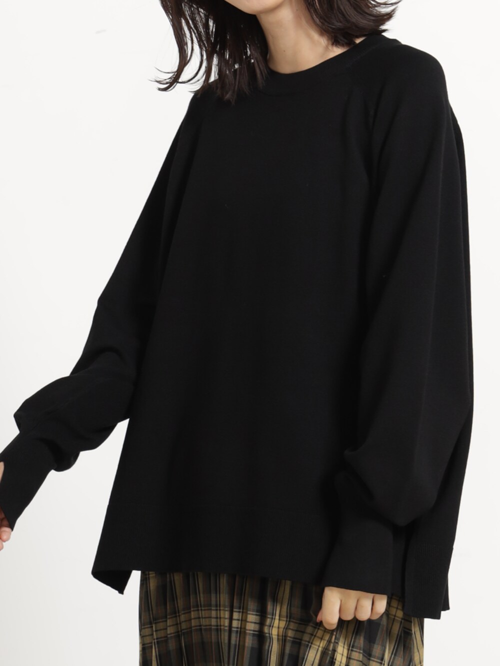 ブラウン系のスカート、ブラック系のニット/セーターを着用したレディースの秋コーディネートの2枚目の写真