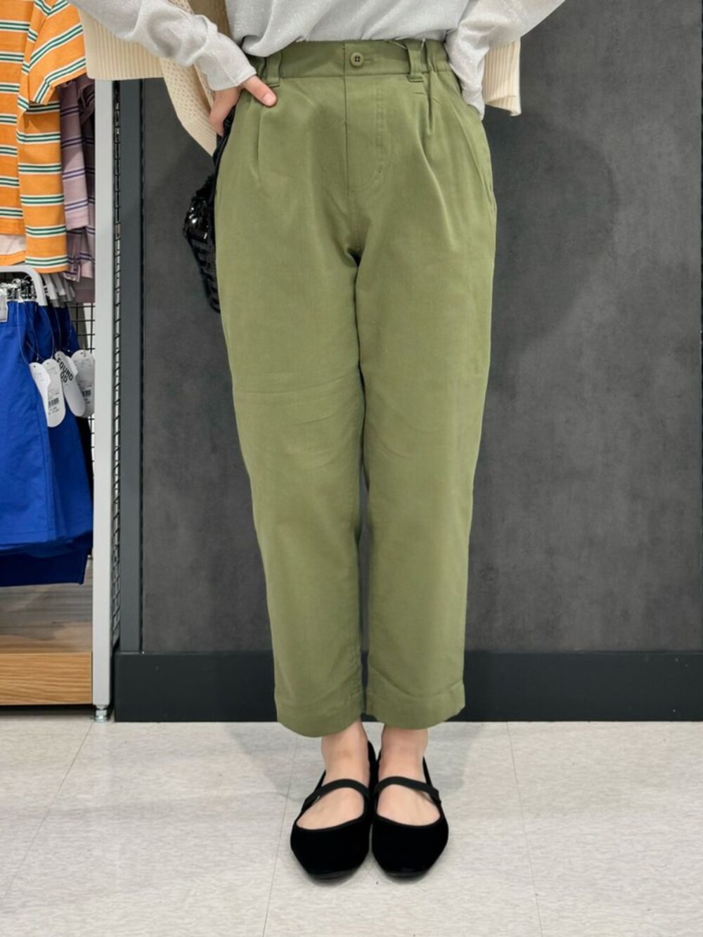 グリーン系のチノパンツ、ベージュ系のTシャツ/カットソーを着用したレディースの秋コーディネートの2枚目の写真