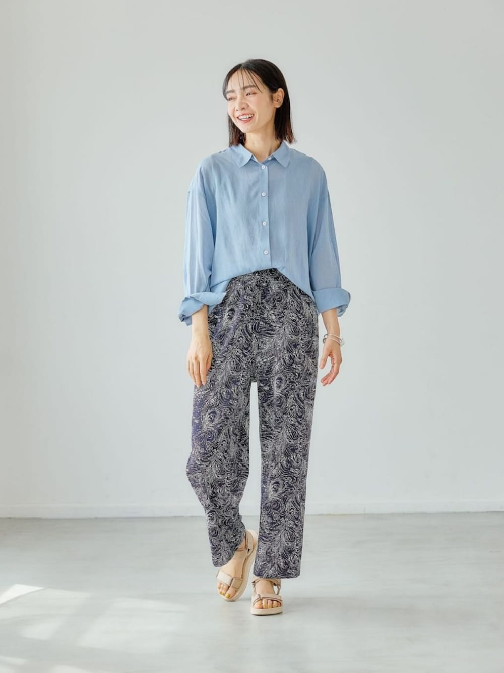 ブルー系のその他パンツを着用したレディースの冬コーディネートの2枚目の写真