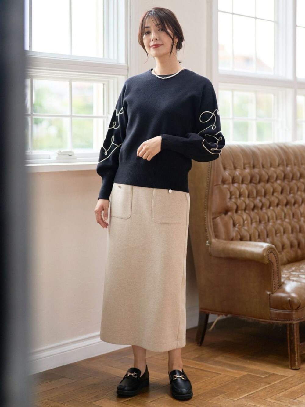 ブラック系のニット/セーターを着用したレディースの秋コーディネートの3枚目の写真