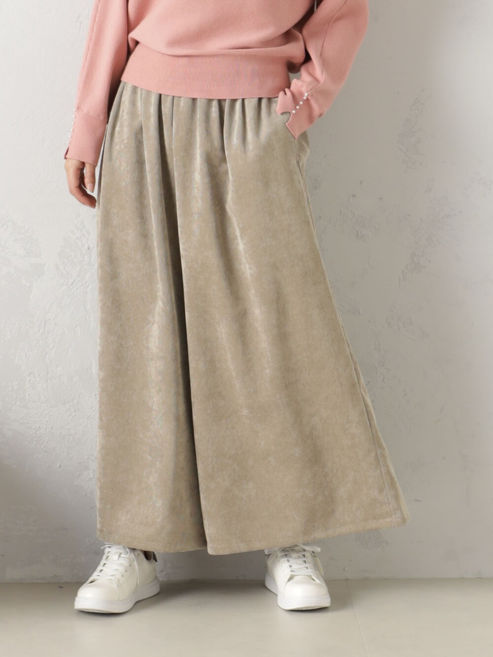 ベージュ系のその他パンツ、ピンク系のニット/セーターを着用したレディースの冬コーディネートの3枚目の写真