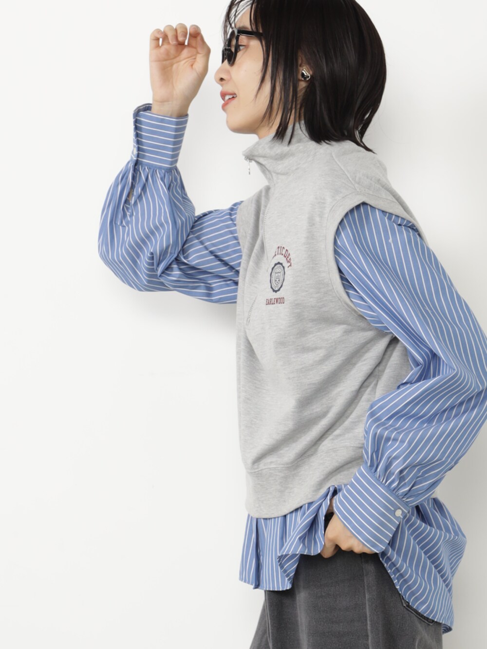 ブルー系のシャツ/ブラウス、グレー系のベストを着用したレディースの秋コーディネートの3枚目の写真