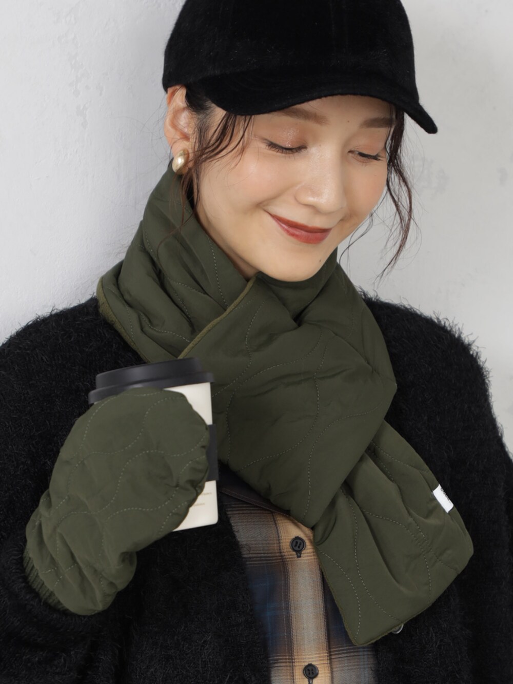 ブラウン系のシャツ/ブラウス、グリーン系のマフラー、グリーン系の手袋を着用したレディースの秋コーディネートの3枚目の写真