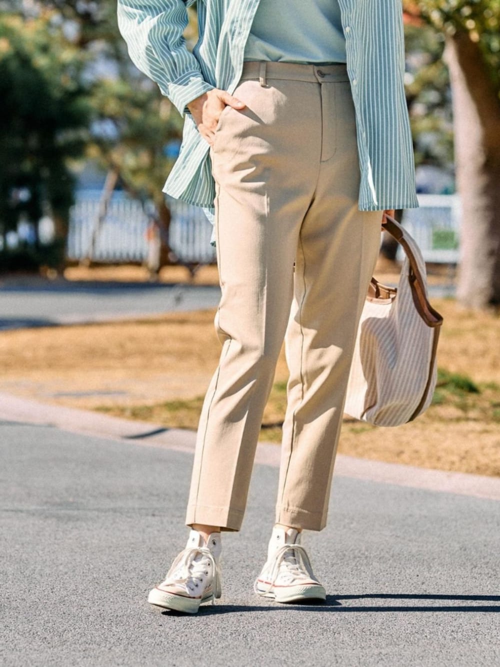 ベージュ系のその他パンツを着用したレディースの春コーディネートの2枚目の写真