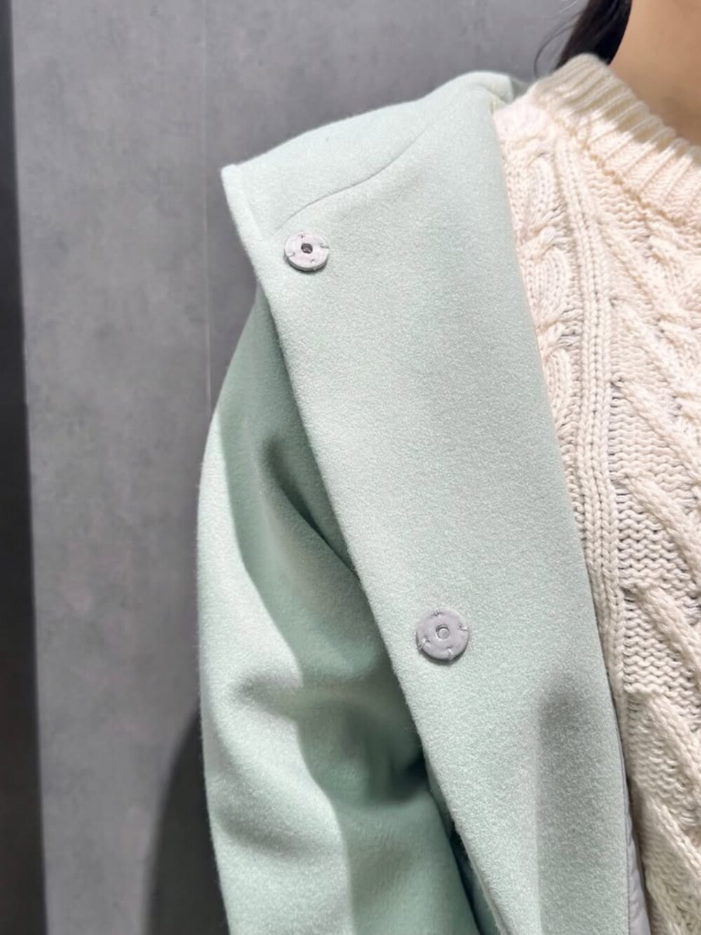 グリーン系のその他アウター、ベージュ系のニット/セーター、グレー系のブーツを着用したレディースの冬コーディネートの4枚目の写真