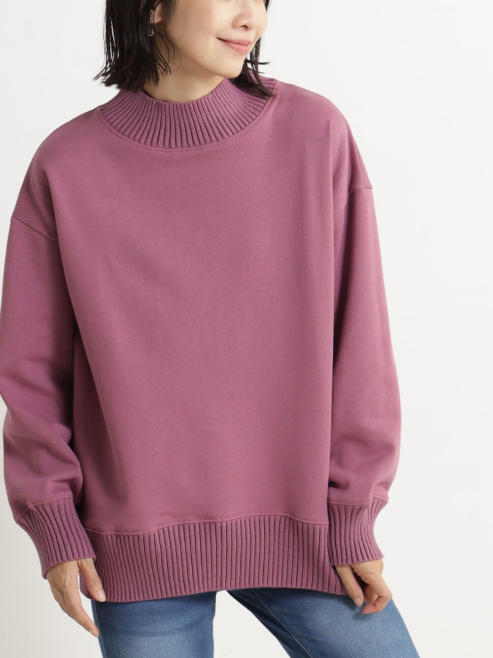 ピンク系のTシャツ/カットソー、ブルー系のその他パンツを着用したレディースの冬コーディネートの2枚目の写真