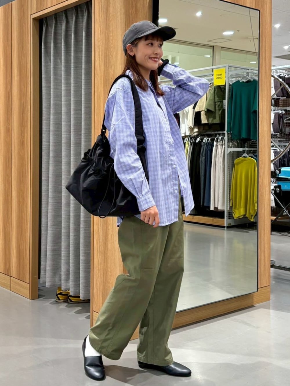 ブルー系のシャツ/ブラウスを着用したレディースの秋コーディネートの2枚目の写真