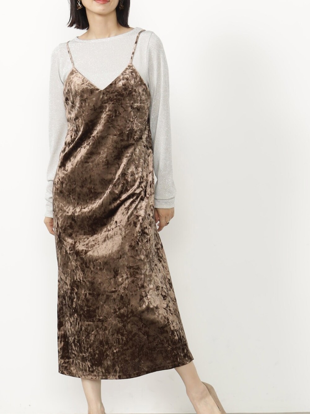 グレー系のワンピース、ブラック系のTシャツ/カットソー、ブラック系のローファーを着用したレディースの秋コーディネートの2枚目の写真