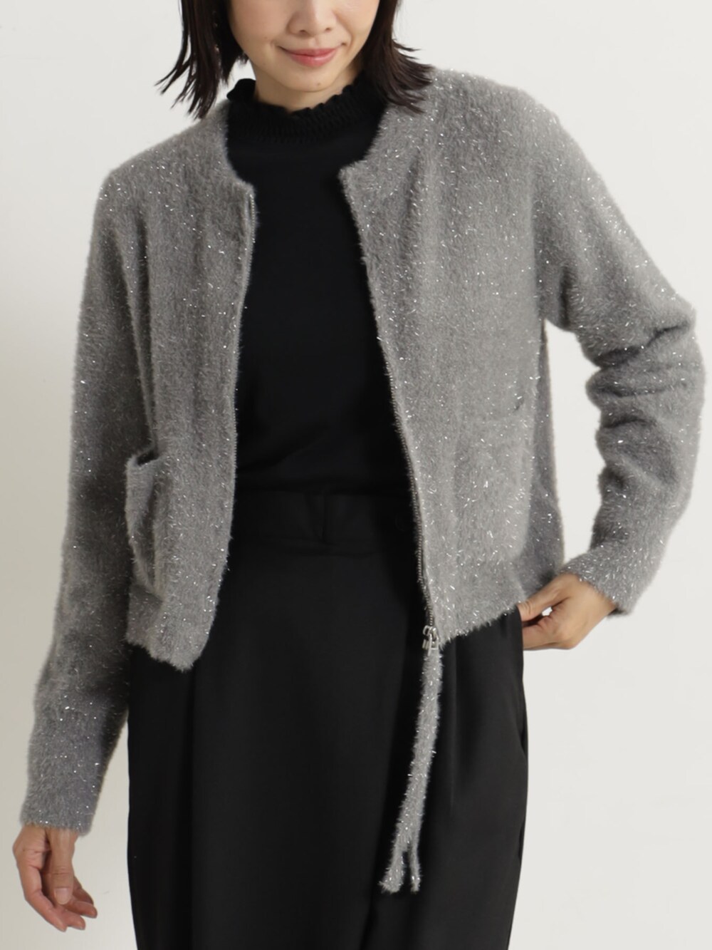 グレー系のパンプス、ブラック系のTシャツ/カットソー、ブラック系のその他パンツを着用したレディースの冬コーディネートの2枚目の写真