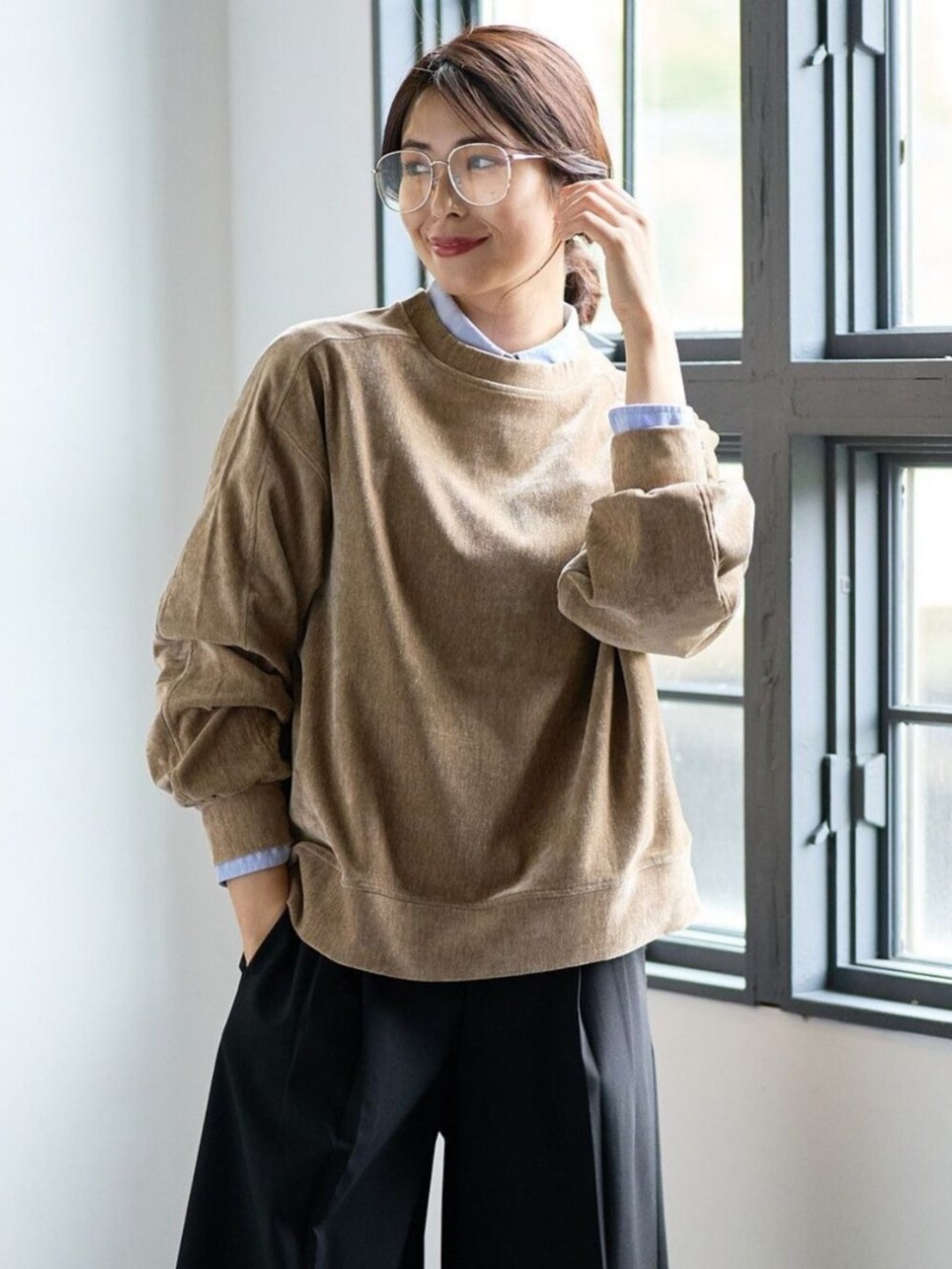 ベージュ系のTシャツ/カットソーを着用したレディースの冬コーディネートの2枚目の写真