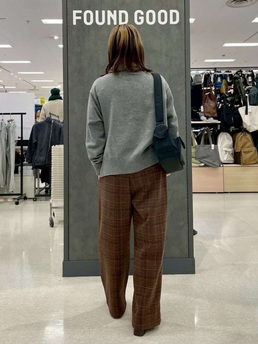 グレー系のカーディガン/ボレロ、ブラウン系のその他パンツ、グレー系のマフラーを着用したレディースの冬コーディネートの3枚目の写真