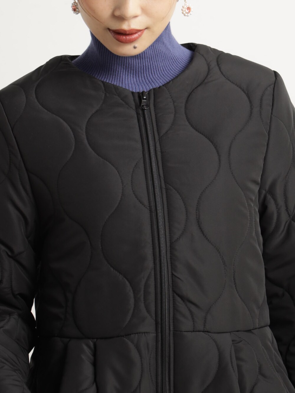 ブラック系のその他パンツ、ブルー系のショルダーバッグ、ブラック系のブルゾンを着用したレディースの冬コーディネートの5枚目の写真