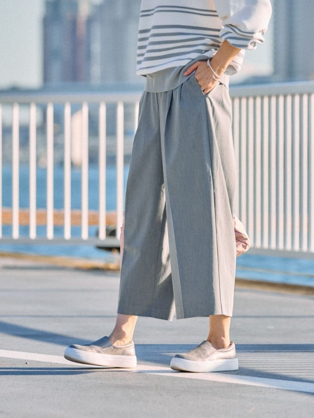 グレー系のその他パンツを着用したレディースの春コーディネートの3枚目の写真