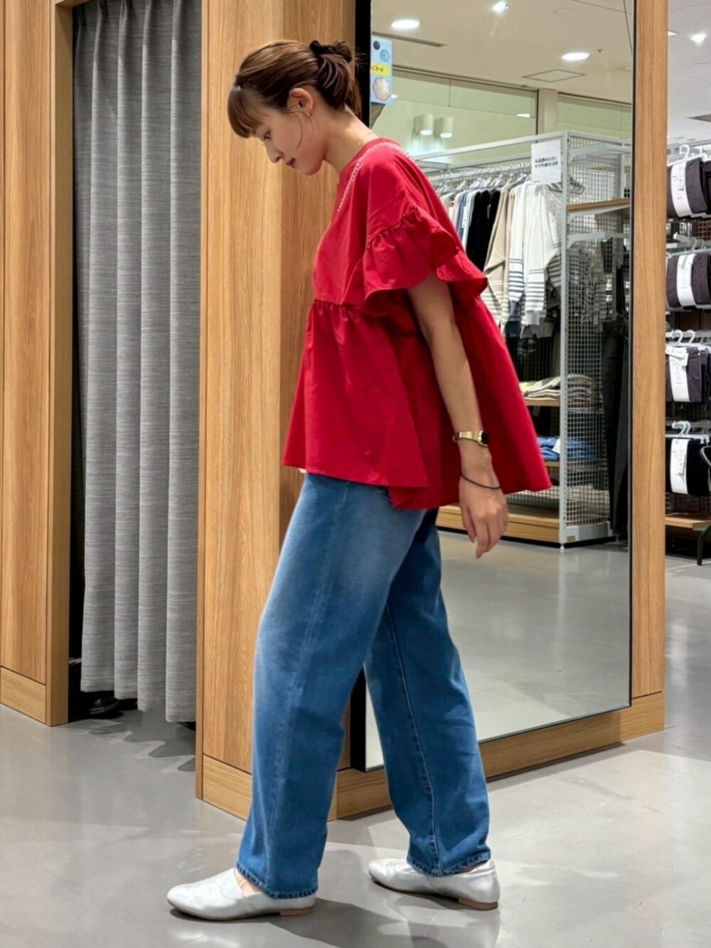 ブラック系のTシャツ/カットソーを着用したレディースの夏コーディネートの2枚目の写真