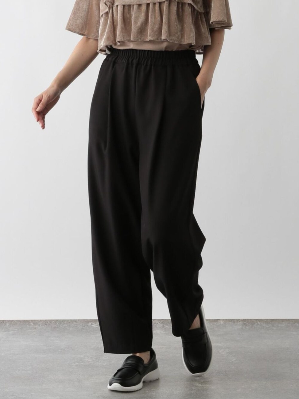 ブラック系のその他パンツを着用したレディースの秋コーディネートの2枚目の写真