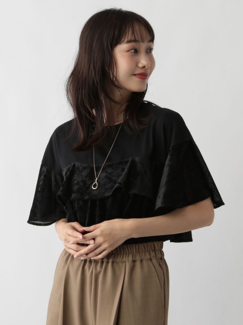 ブラック系のTシャツ/カットソーを着用したレディースの春コーディネートの2枚目の写真