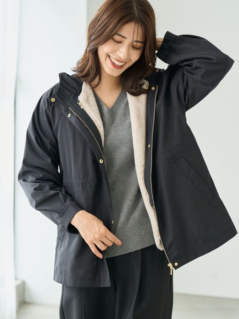 ブラック系のマウンテンパーカーを着用したレディースの冬コーディネートの2枚目の写真