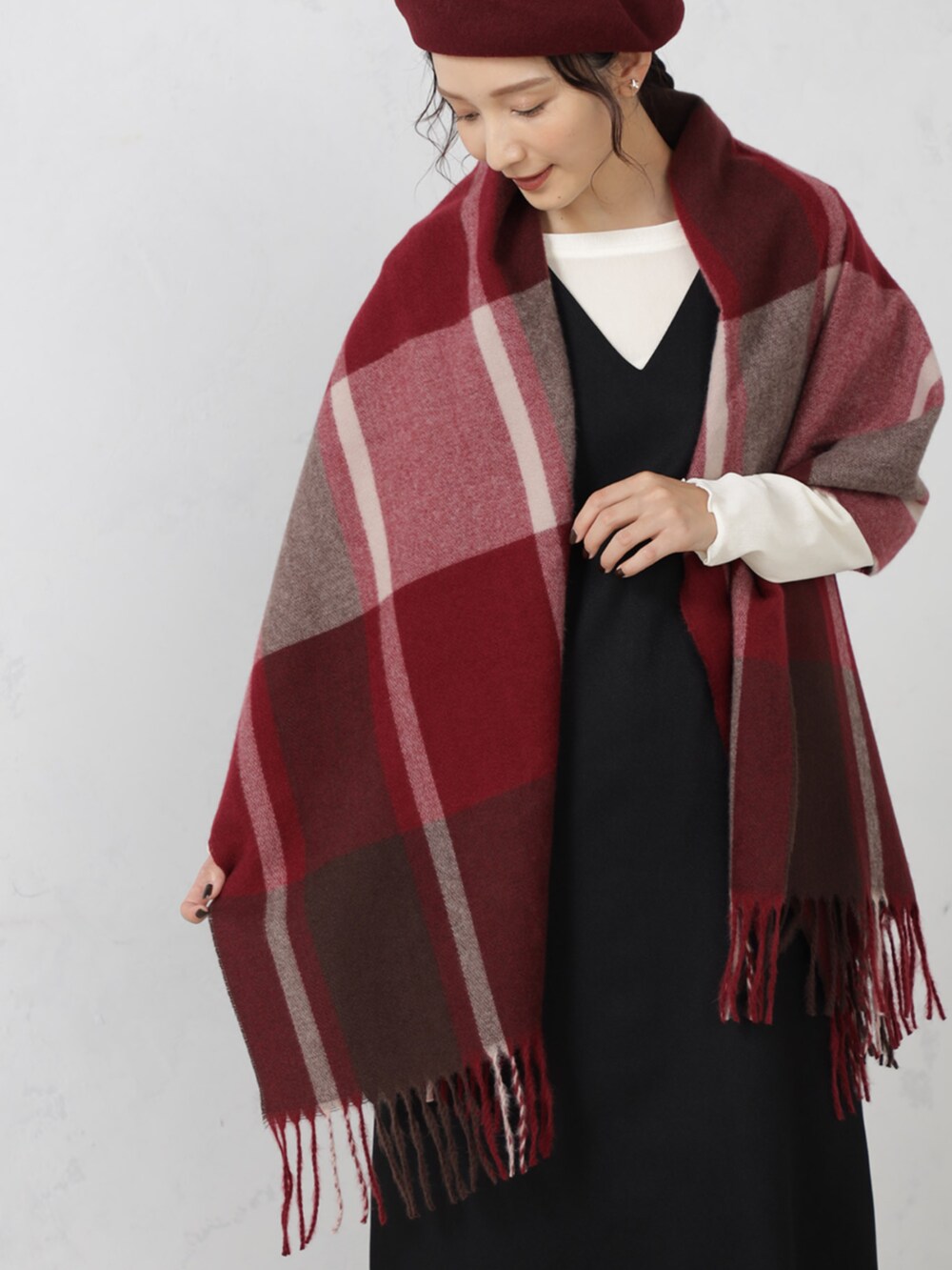 ブラック系のワンピース、レッド系のマフラー、レッド系のハンチング/ベレー帽を着用したレディースの秋コーディネートの3枚目の写真