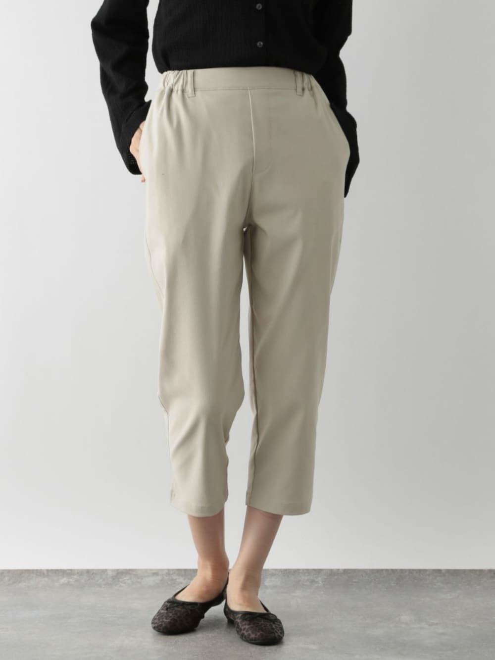 ベージュ系のその他パンツを着用したレディースの秋コーディネートの3枚目の写真