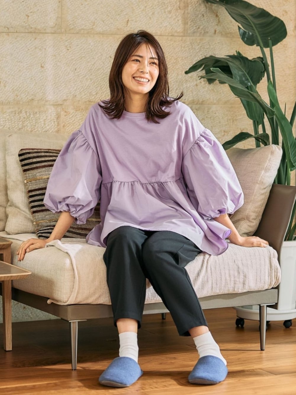 パープル系のTシャツ/カットソーを着用したレディースの春コーディネートの2枚目の写真