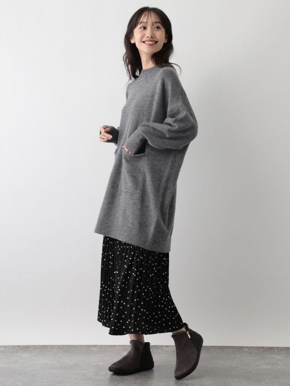 グレー系のニット/セーターを着用したレディースの秋コーディネートの2枚目の写真