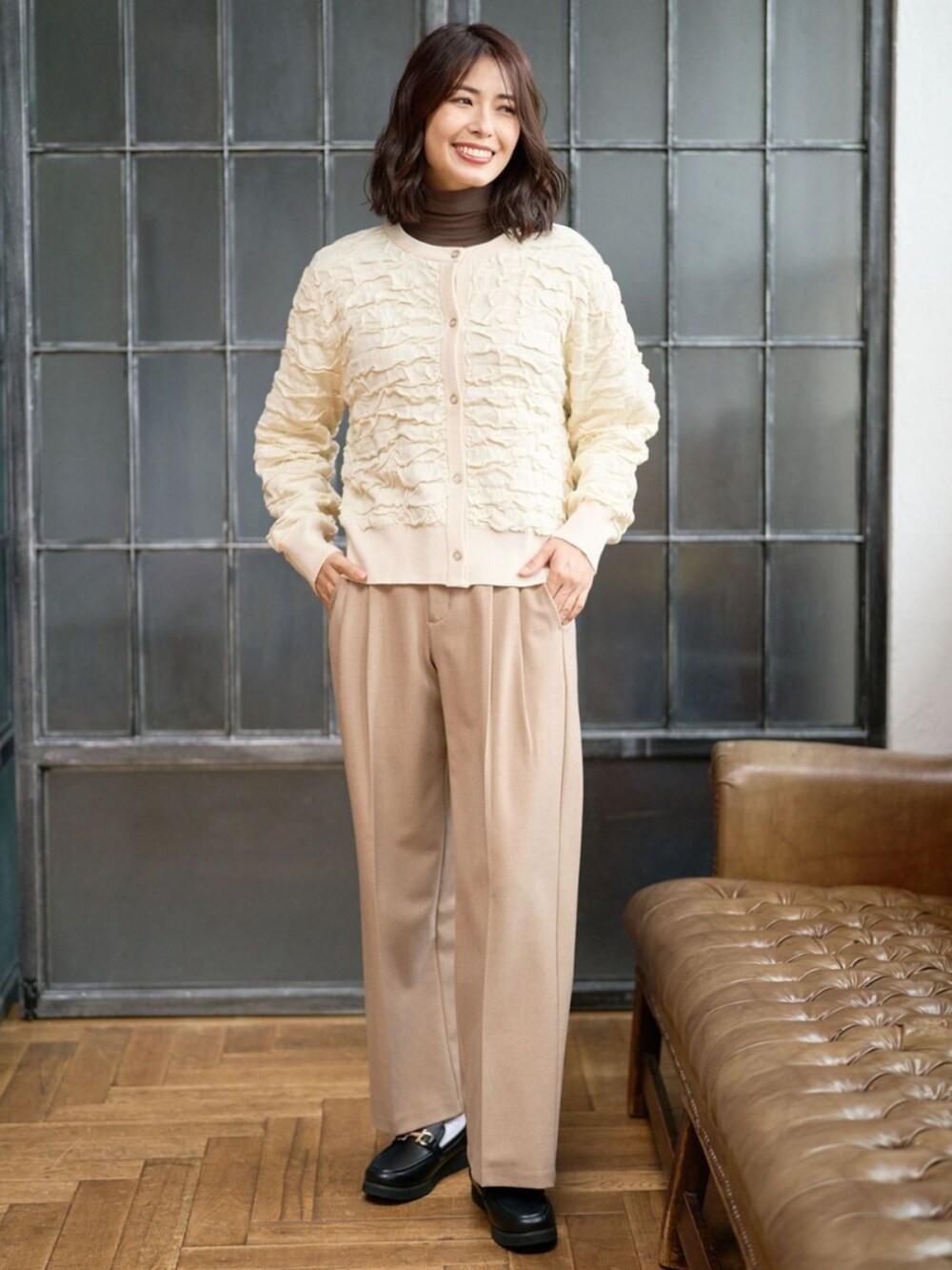 ベージュ系のカーディガン/ボレロを着用したレディースの秋コーディネートの3枚目の写真