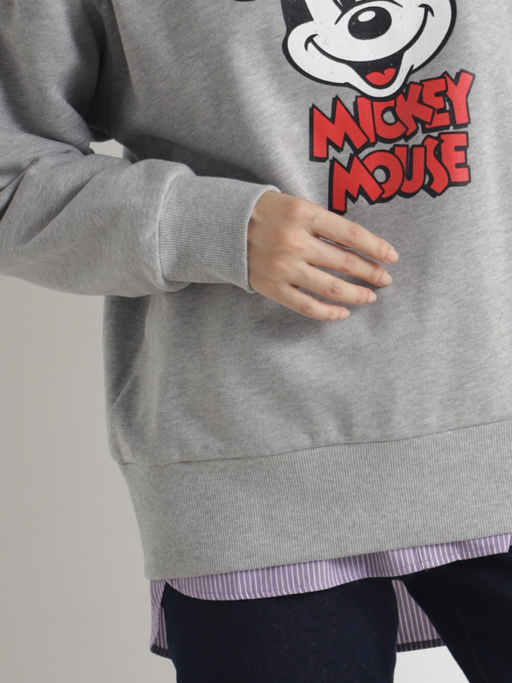 グレー系のその他トップス、ベージュ系のスニーカーを着用したレディースの春コーディネートの4枚目の写真