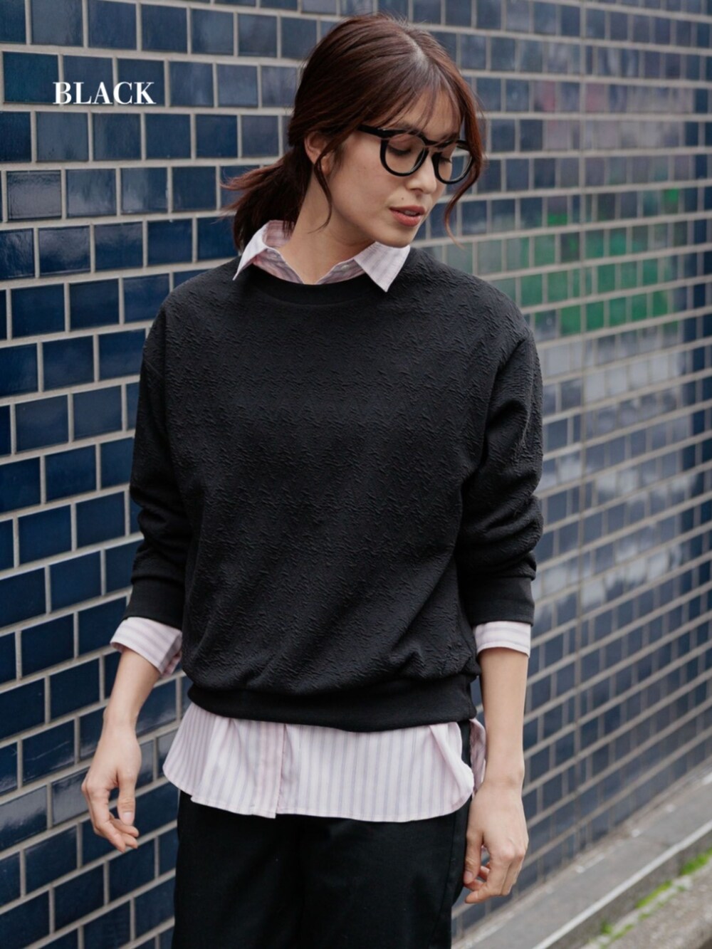 ブラック系のその他トップス、ピンク系のシャツ/ブラウスを着用したレディースの春コーディネートの2枚目の写真