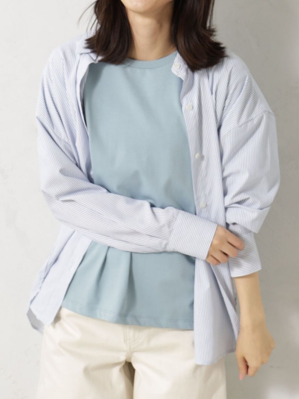 ブルー系のシャツ/ブラウスを着用したレディースの秋コーディネートの3枚目の写真