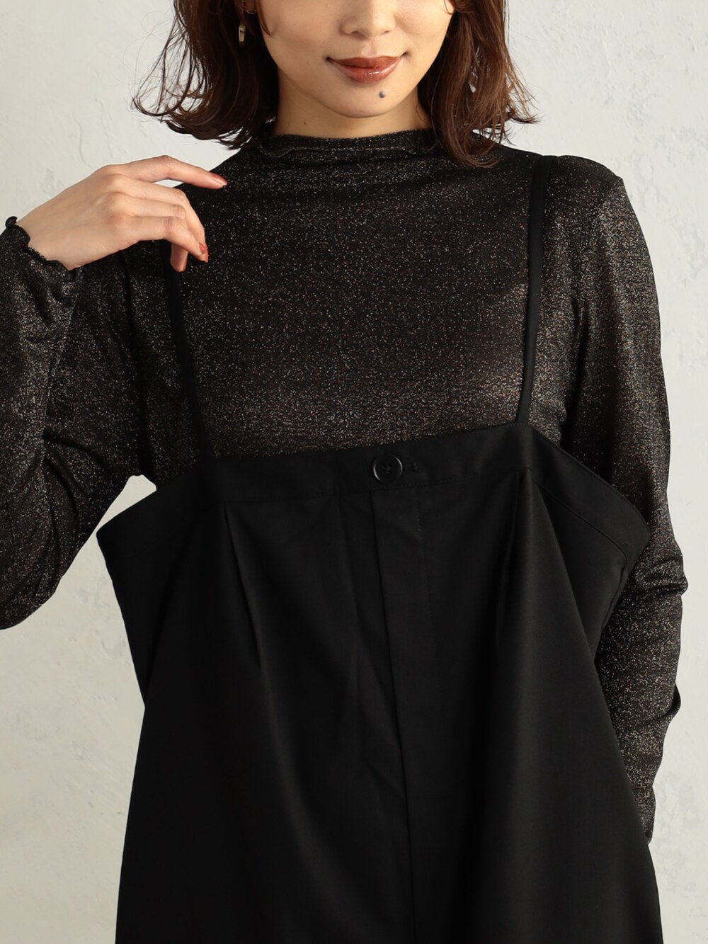 ブラック系のパンプス、ブラック系のサロペット/オーバーオールを着用したレディースの冬コーディネートの2枚目の写真