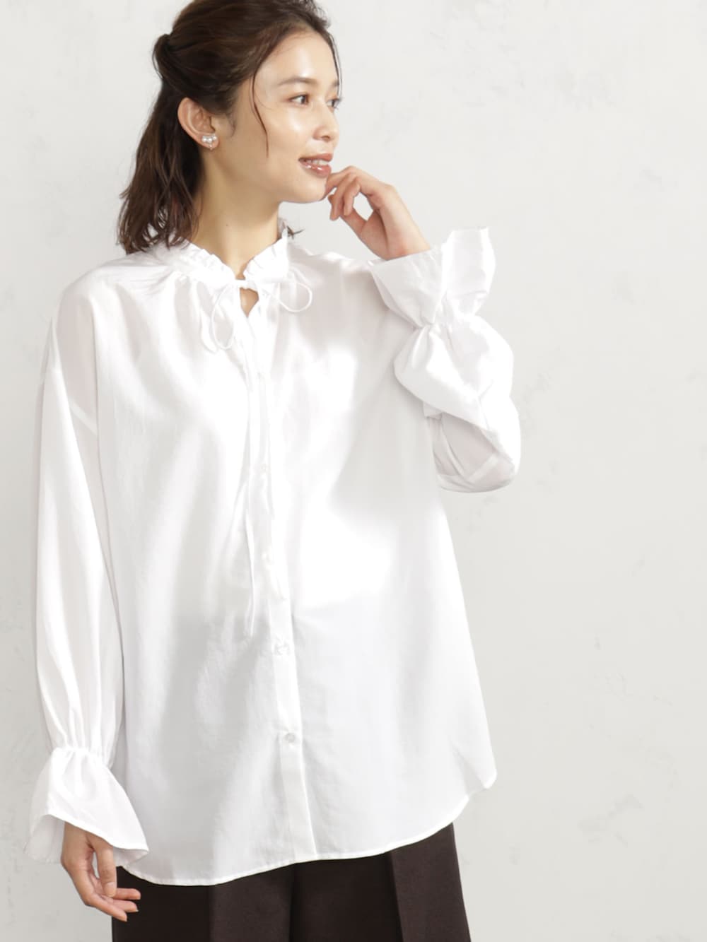 ホワイト系のシャツ/ブラウス、ブラウン系のその他パンツ、ブラック系のブーツを着用したレディースの秋コーディネートの2枚目の写真