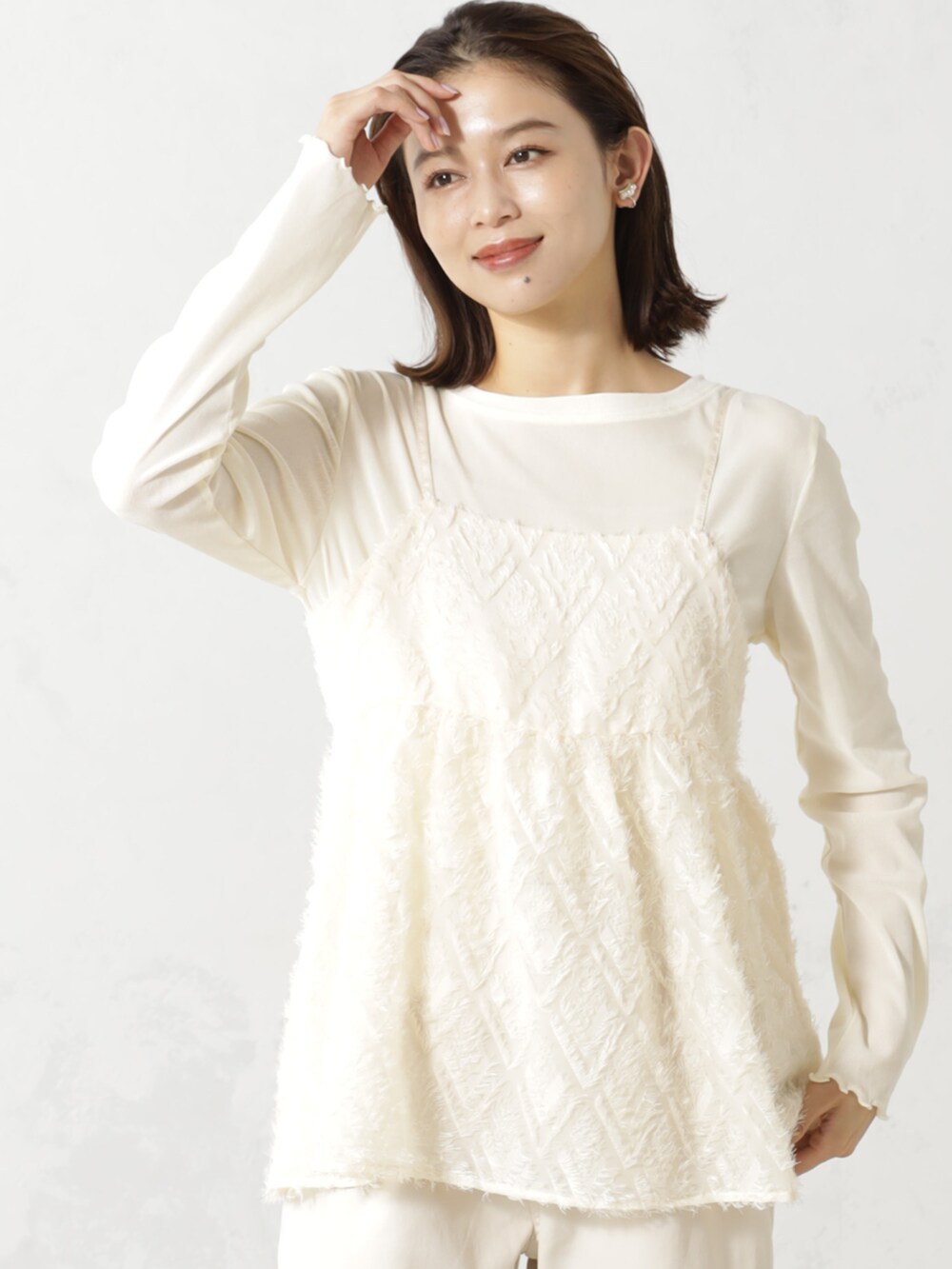 ベージュ系のシャツ/ブラウス、ベージュ系のチノパンツ、ベージュ系のパンプスを着用したレディースの秋コーディネートの2枚目の写真