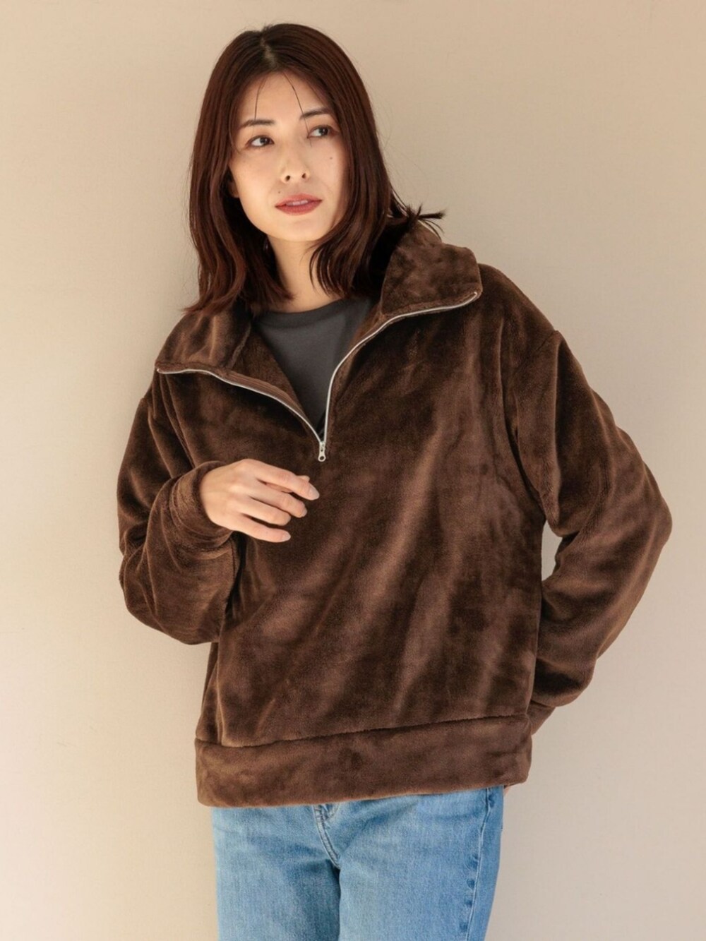 ブラウン系のその他トップスを着用したレディースの冬コーディネートの2枚目の写真