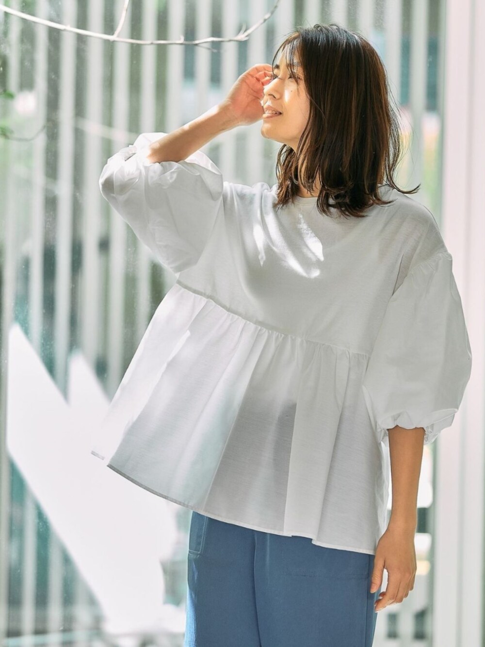 ホワイト系のTシャツ/カットソーを着用したレディースの春コーディネートの2枚目の写真